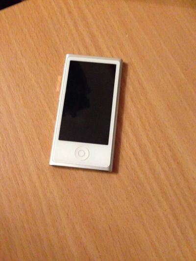 Лот: 4923811. Фото: 1. Apple iPod nano 7 16Gb White. Плееры