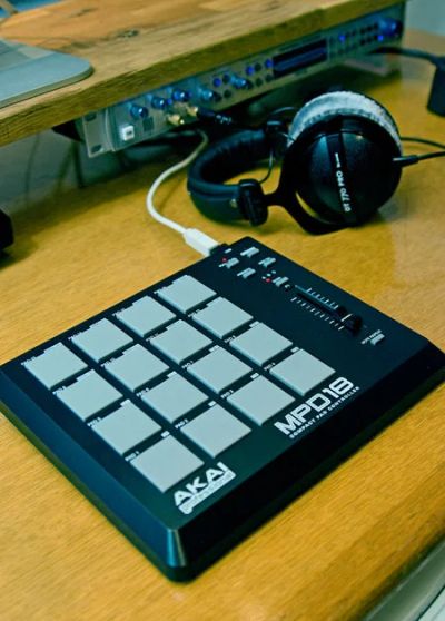 Лот: 9923200. Фото: 1. Midi-контроллер AKAI MPD 18. MIDI-оборудование