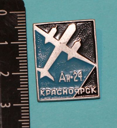 Лот: 11306343. Фото: 1. Нечастый значок: Красноярск Ан-24... Сувенирные