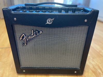 Лот: 19954531. Фото: 1. Комбоусилитель fender mustang... Гитарные эффекты и комбоусилители