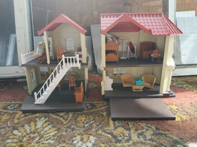 Лот: 17569551. Фото: 1. Кукольный домик с мебелью и куклами... Куклы и аксессуары
