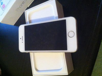 Лот: 4908942. Фото: 1. Iphone 5s 16gb Серебро . возможен... Смартфоны