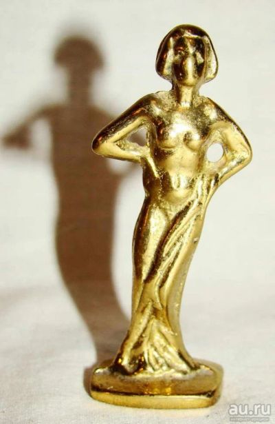 Лот: 11193019. Фото: 1. Фигурка - статуэтка литая "Женщина... Другое (антиквариат)