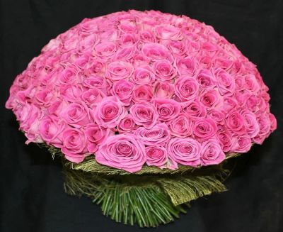 Лот: 6410149. Фото: 1. Букет из 101 розы, самые низкие... Свежие цветы