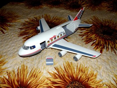 Лот: 6718048. Фото: 1. Самолёт игрушка б/у. Фигурки, статуэтки