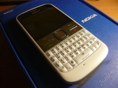 Лот: 712410. Фото: 1. Nokia e5-00. Цвет белый. QWERTY... Кнопочные мобильные телефоны