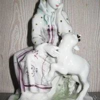 Лот: 2414654. Фото: 1. Фарфоровая фигурка аленушка с... Фигурки, статуэтки