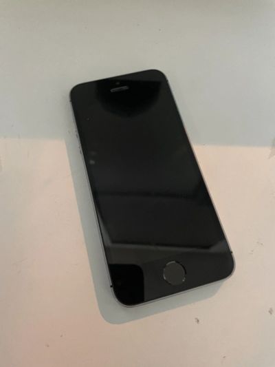 Лот: 18604387. Фото: 1. Iphone se 32gb. Смартфоны
