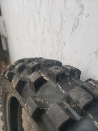 Лот: 13914363. Фото: 1. Резина Dunlop 80 100 R21. Шины