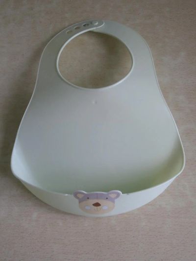 Лот: 4052477. Фото: 1. Нагрудник детский пластмассовый. Всё для кормления