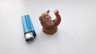 Лот: 18413008. Фото: 1. Статуэтка "Поросенок на подкове... Фигурки, статуэтки