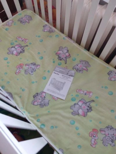 Лот: 9273705. Фото: 1. Кроватка Geoby + матрас. Детские кровати и кроватки