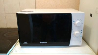 Лот: 10897586. Фото: 1. Микроволновка Samsung me711kr... Микроволновки, мини-печи