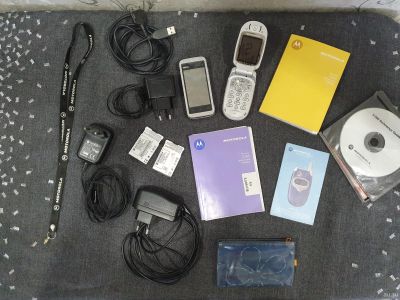 Лот: 6390668. Фото: 1. Motorola V300 и Nokia 5530. Кнопочные мобильные телефоны