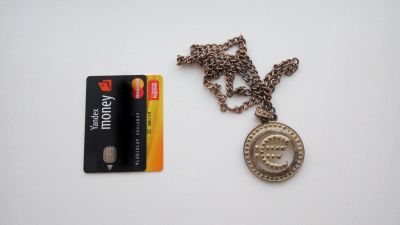 Лот: 10844214. Фото: 1. Кулон «€» на цепи для тех, кто... Кулоны, подвески