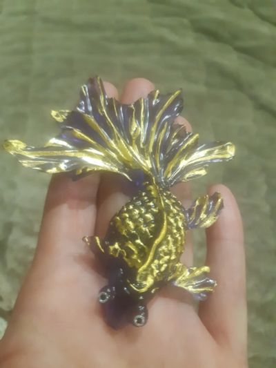 Лот: 25897750. Фото: 1. Фиолетовая рыбка. Скульптуры