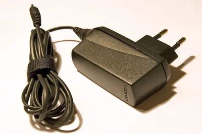 Лот: 19175336. Фото: 1. Зарядка зарядное Nokia AC-4e тонкий... Зарядные устройства, блоки питания, адаптеры сетевые для смартфонов