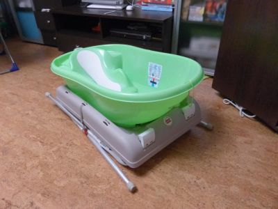 Лот: 4815000. Фото: 1. продам ванночку для купания десткую. Ванночки, сиденья, горшки