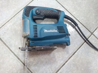 Лот: 4004332. Фото: 1. Продам лобзик Makita 4327 в хорошем... Электроинструмент