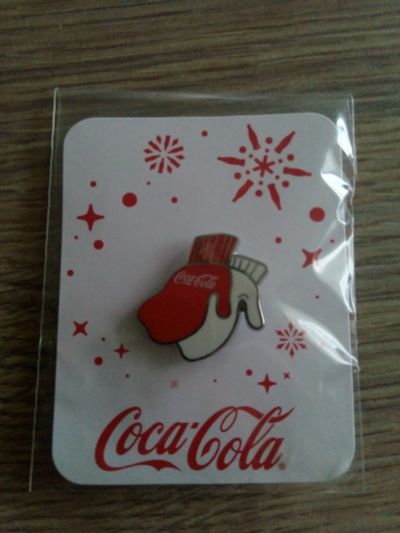 Лот: 11624251. Фото: 1. Значок coca-cola варежки. Сувенирные