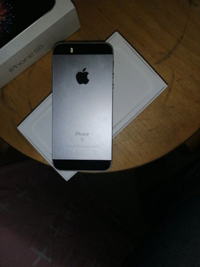 Лот: 16012361. Фото: 1. Iphone Se. Смартфоны