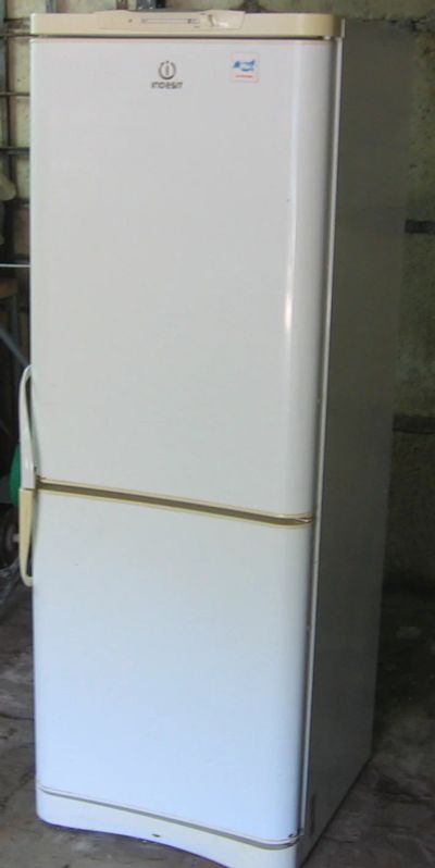 Лот: 14026208. Фото: 1. Холодильник Indesit C132G. Б/У... Холодильники, морозильные камеры