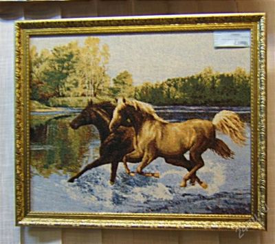 Лот: 896282. Фото: 1. Гобелен в раме, "Лошади", 64х48... Другое (ручная работа)