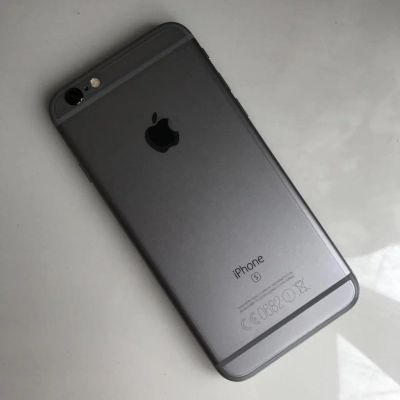 Лот: 14995414. Фото: 1. iPhone 6s space grey 32gb. Смартфоны