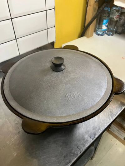 Лот: 25412145. Фото: 1. Чугунный казан 10 л. Жаровни, казаны