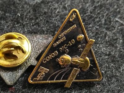 Лот: 16105024. Фото: 1. Значок космос Союз МС-10. Овчинин... Сувенирные