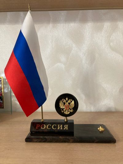 Лот: 19026284. Фото: 1. Настольный набор из камня. Флаги, гербы