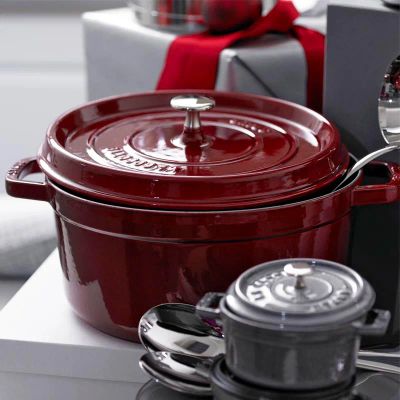 Лот: 24959188. Фото: 1. Кокот круглый Staub 2,2л гранатовый. Кастрюли