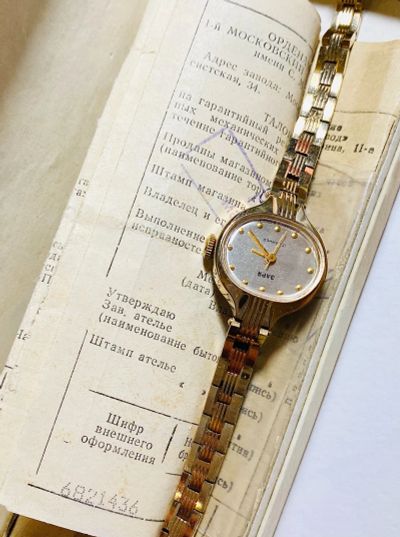 Лот: 21129147. Фото: 1. Часы женские Заря СССР. Оригинальные наручные часы