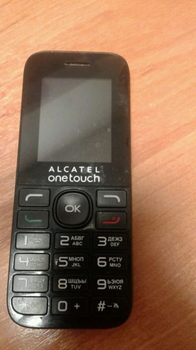 Лот: 11770432. Фото: 1. Мобильный телефон Alcatel 1016D... Кнопочные мобильные телефоны