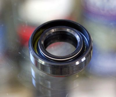 Лот: 21364503. Фото: 1. Сальник 17x30x9 SUZUKI 09289-17004-000. Запчасти для лодок, катеров, лодочных моторов