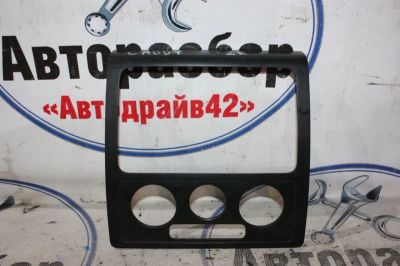 Лот: 21719345. Фото: 1. рамка магнитолы Volkswagen Caddy... Двигатель и элементы двигателя
