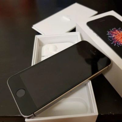 Лот: 14853506. Фото: 1. iPhone SE 32Gb Space Gray. Смартфоны