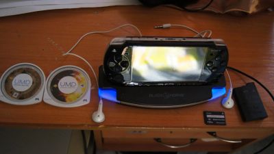 Лот: 5039523. Фото: 1. Sony PSP 2008 + 2 игры, Читаем... Консоли