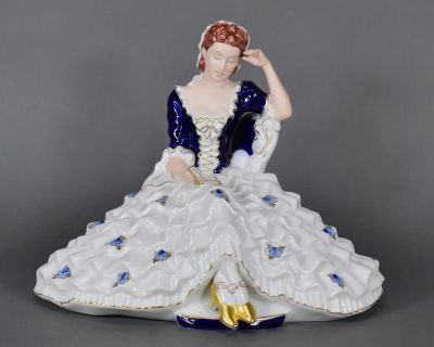 Лот: 25737366. Фото: 1. Royal DUX.Девушка за чтением книги... Предметы интерьера и быта