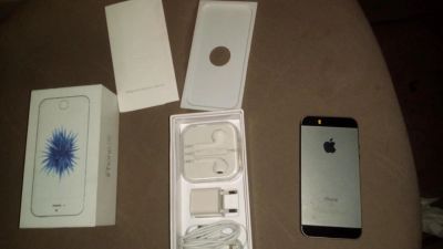 Лот: 8436962. Фото: 1. IPhone se. Смартфоны