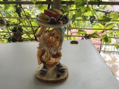 Лот: 25710451. Фото: 1. Статуэтку Гном с фруктами. Фигурки, статуэтки