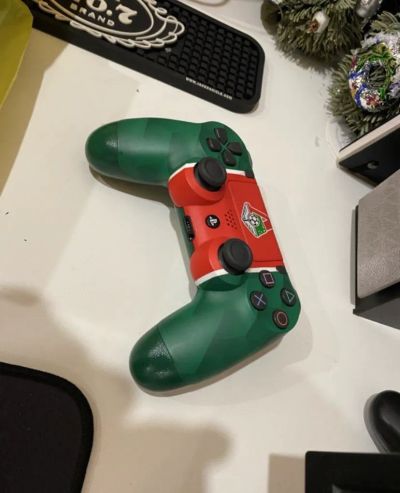 Лот: 19550963. Фото: 1. Геймпад Ps4 limited lokomotiv. Аксессуары для игровых приставок, консолей, геймпады