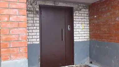 Лот: 8517935. Фото: 1. Дверь подъездная двустворчатая. Двери входные