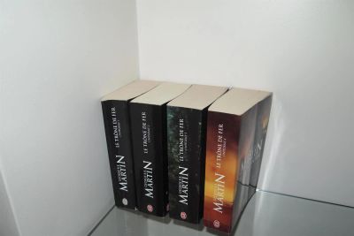 Лот: 3955625. Фото: 1. Игры престолов на французском... Художественная