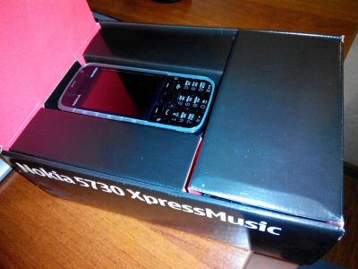 Лот: 5027347. Фото: 1. Nokia 5730 XpressMusic в коробке... Кнопочные мобильные телефоны