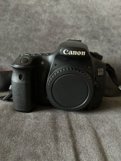 Лот: 22572510. Фото: 1. Canon Eos 60d. Цифровые зеркальные
