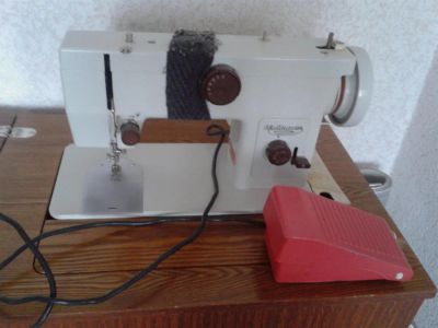 Лот: 3909609. Фото: 1. швейная машинка чайка 134 с тумбой. Швейная, вязальная