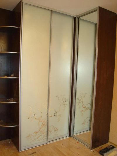 Лот: 4820104. Фото: 1. Шкаф- купе угловой с рисунком... Шкафы, шкафы-купе