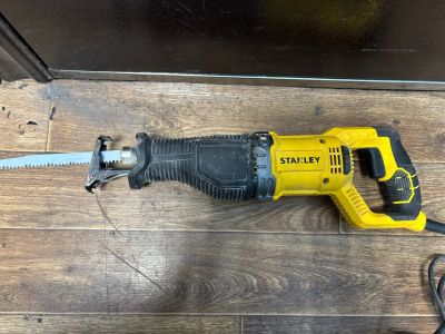 Лот: 25641788. Фото: 1. Сабельная пила Stanley SPT900. Электроинструмент