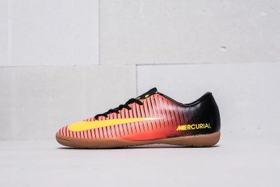 Лот: 11617665. Фото: 1. Футбольная обувь Nike Mercurial... Кеды, кроссовки, слипоны